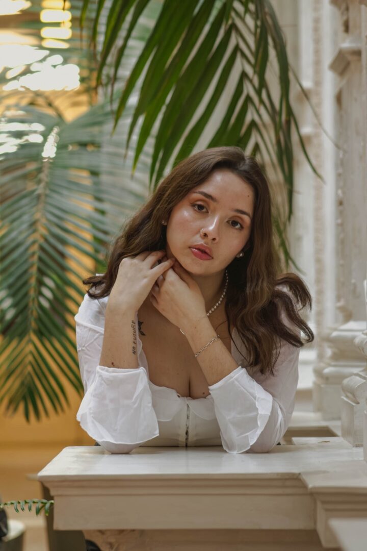 Fotografía promocional de Solos el nuevo sencillo de Fernanda Muñoz, más conocida como BvbyFer, estudiante de ARCOS