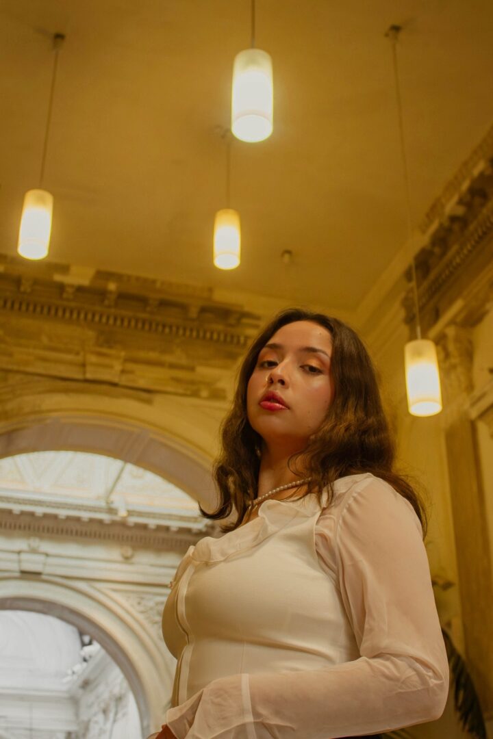 Fotografía promocional de Solos el nuevo sencillo de Fernanda Muñoz, más conocida como BvbyFer, estudiante de ARCOS