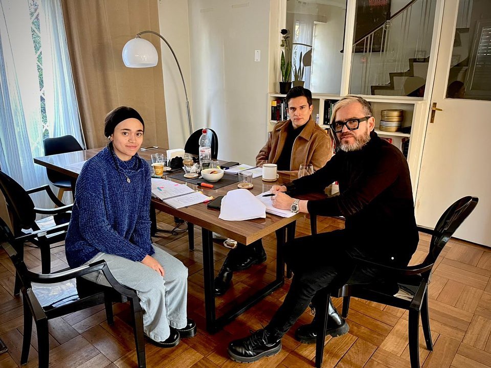 Junta de Jorge Olguín, docente de ARCOS, junto a los actores Carolina Oliva y Juan Carlos Maldonado