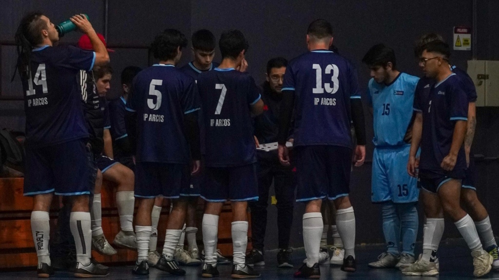 Kevin González, Director Técnico de la selección de Futsal dando indicaciones durante partido de ARCOS