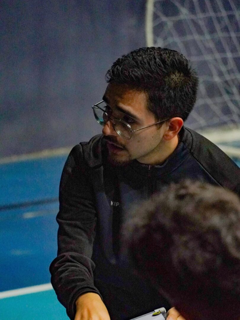 Kevin González, titulado de Composición Musical de ARCOS, en su rol de Director Técnico de la selección de Futsal