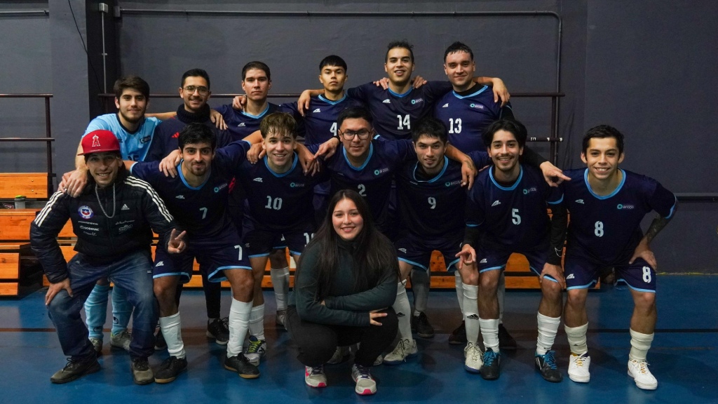 Selección de Futsal de I.P. ARCOS junto a su entrenador y titulado de Composición Musical Kevin González
