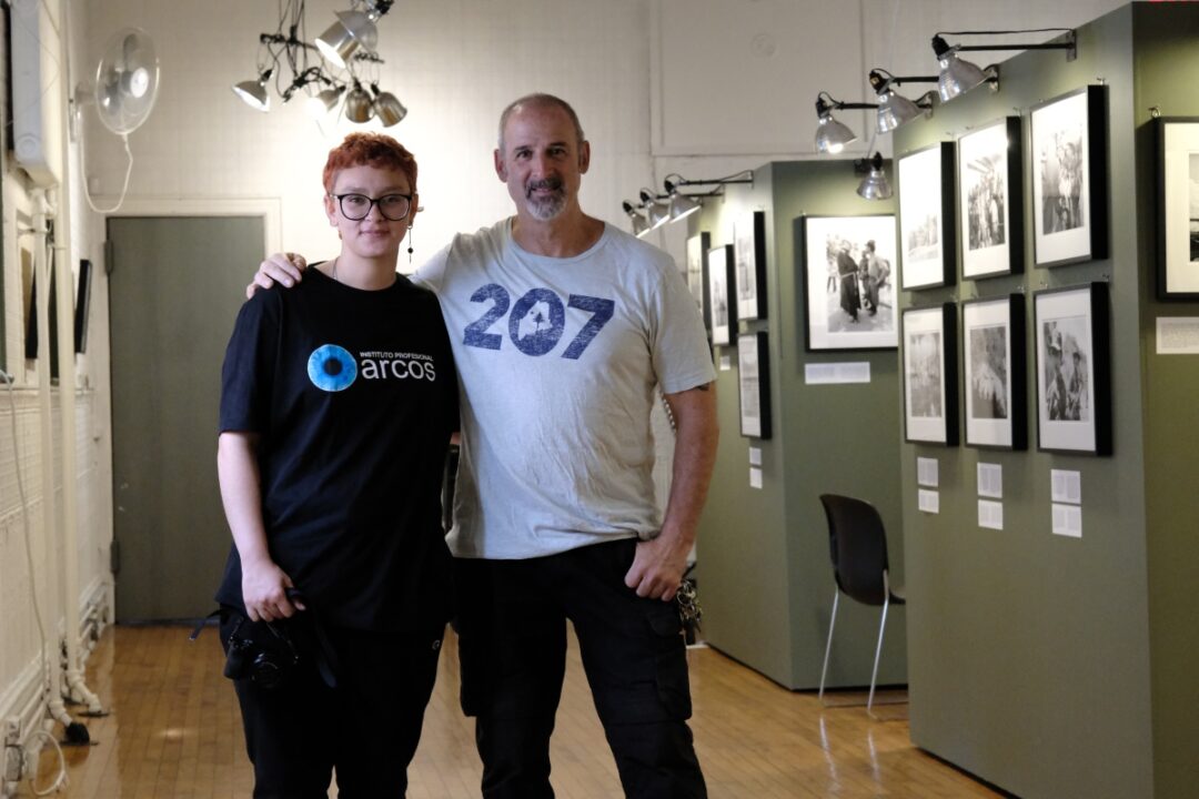 Laura Torres, estudiante de Fotografía ARCOS, junto a Michael Kamber, fundador del Bronx Documentary Center.