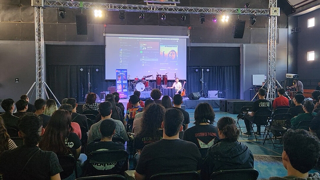 Público asistente a charla de Pedro Piedra en 10° Encuentro Internacional de Sonido y Música ARCOS.