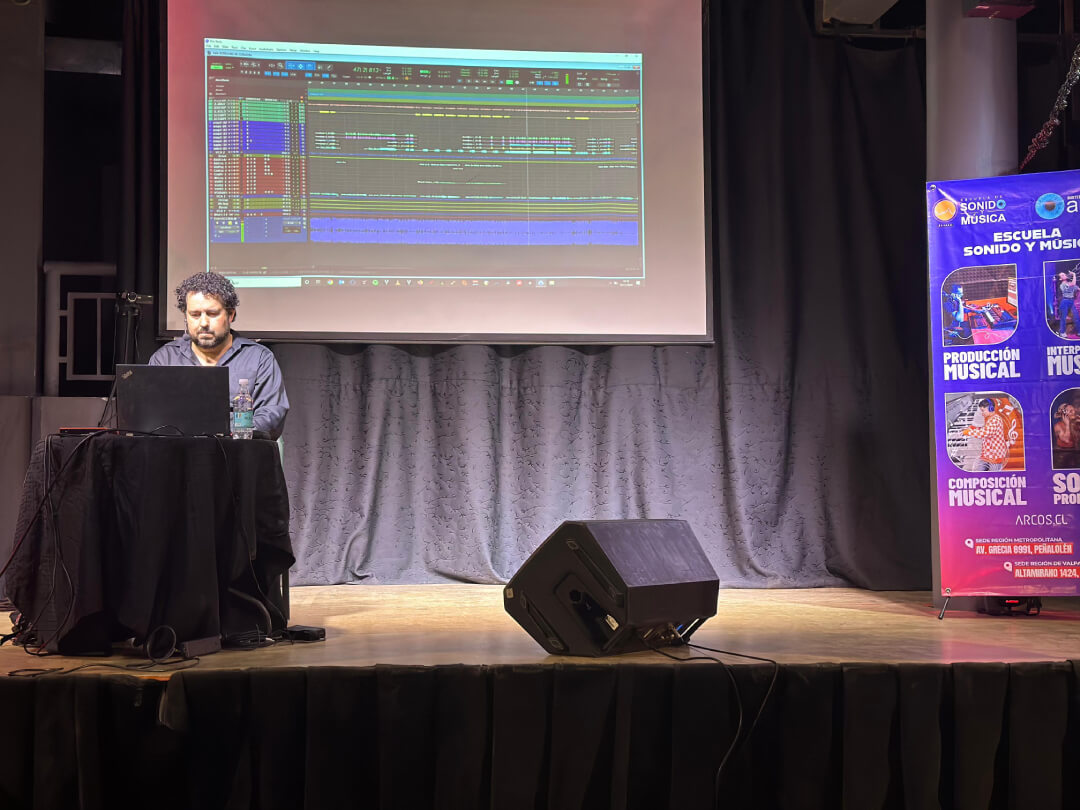 Gerónimo Labrada, productor musical e ingeniero en mezcla en charla “Metodología, criterios y técnicas de mezcla in the box” en el 10° Encuentro Internacional de Sonido y Música ARCOS.