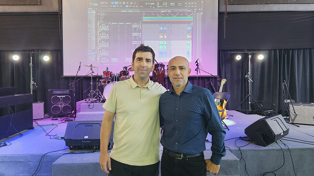 Pedro Piedra, destacado músico y compositor nacional, y Roberto Muñoz, director de la Escuela, en 10° Encuentro Internacional de Sonido y Música ARCOS.
