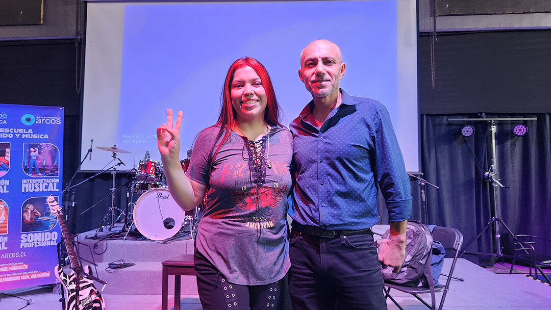 Red Frandany, la guitarrista y ex profesora de la Academia Internacional School of Rock en charla “Técnicas para crear fraseos melódicos” y Roberto Muñoz, director de la Escuela, en 10° Encuentro Internacional de Sonido y Música ARCOS.