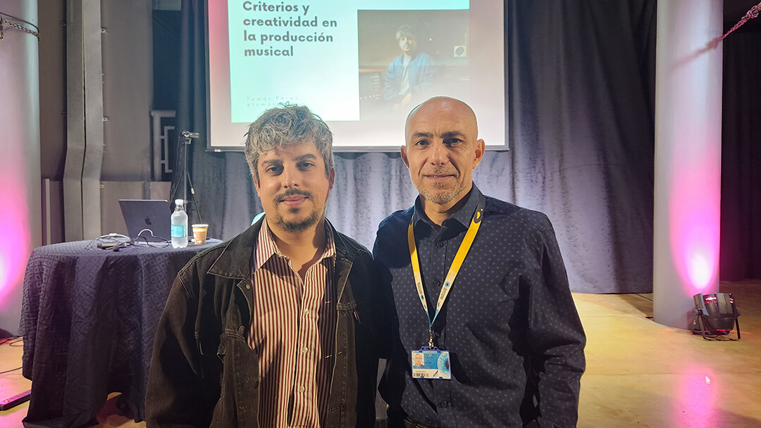 Tomás Pérez Massad, ganador del premio PULSAR 2024 a Mejor Productor, y fundador del estudio de producción LaSalitrera, y Roberto Muñoz, director de la Escuela, en 10° Encuentro Internacional de Sonido y Música ARCOS.