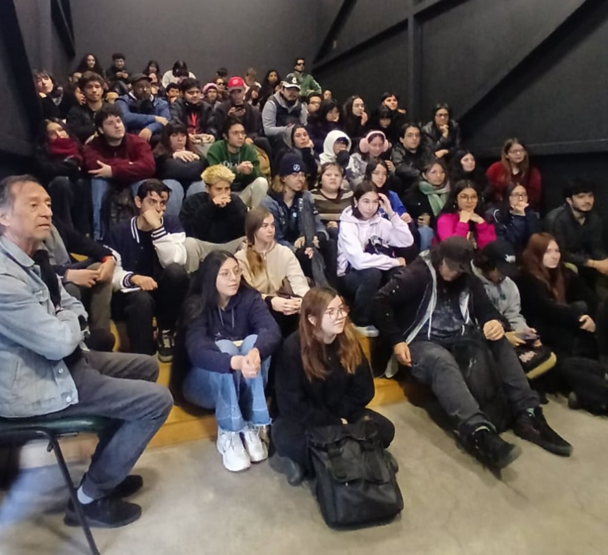 Asistentes a lanzamiento de libro autobiografico "Vamos? No!".
