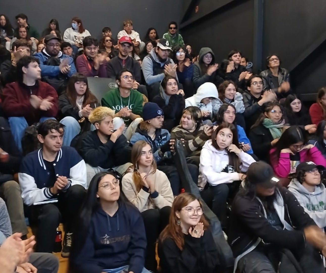 Asistentes a lanzamiento de libro autobiografico "Vamos? No!".