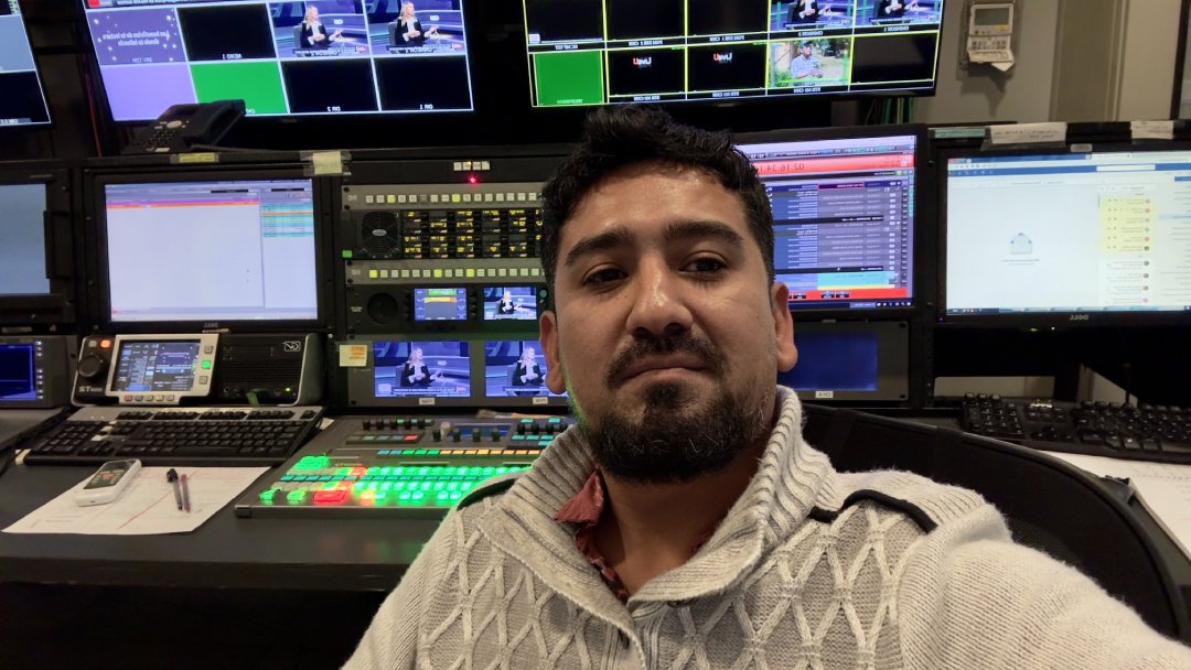 Diego Aravena, Comunicador Audiovisual ARCOS, en sus funciones de Director de Continuidad en CNN Chile.