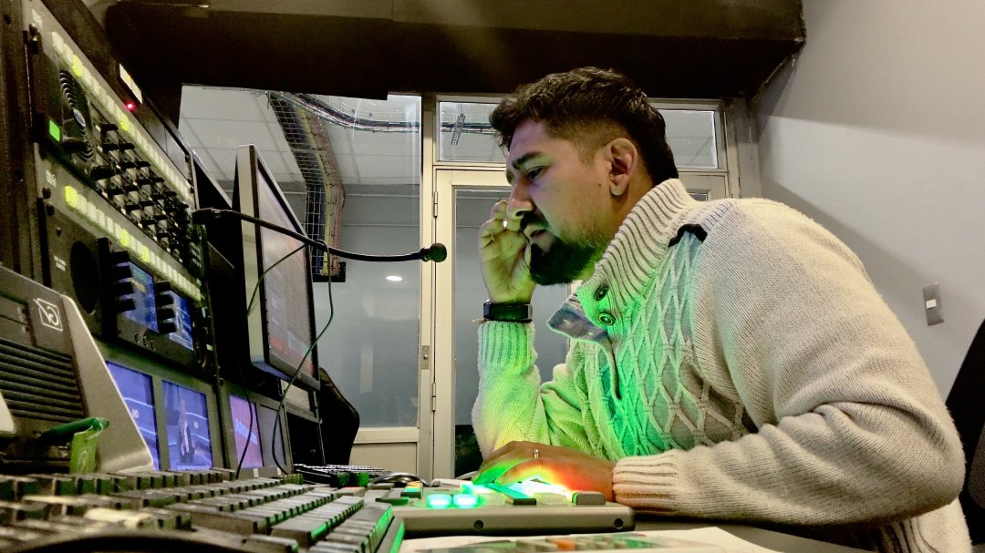 Diego Aravena, Comunicador Audiovisual ARCOS, en sus funciones de Director de Continuidad en CNN Chile.