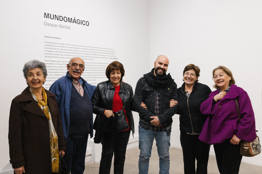 Gaspar Abrilot, Fotógrafo titulado de I.P. ARCOS en inauguración de su exposición "Mundo Mágico" junto con público asistente.