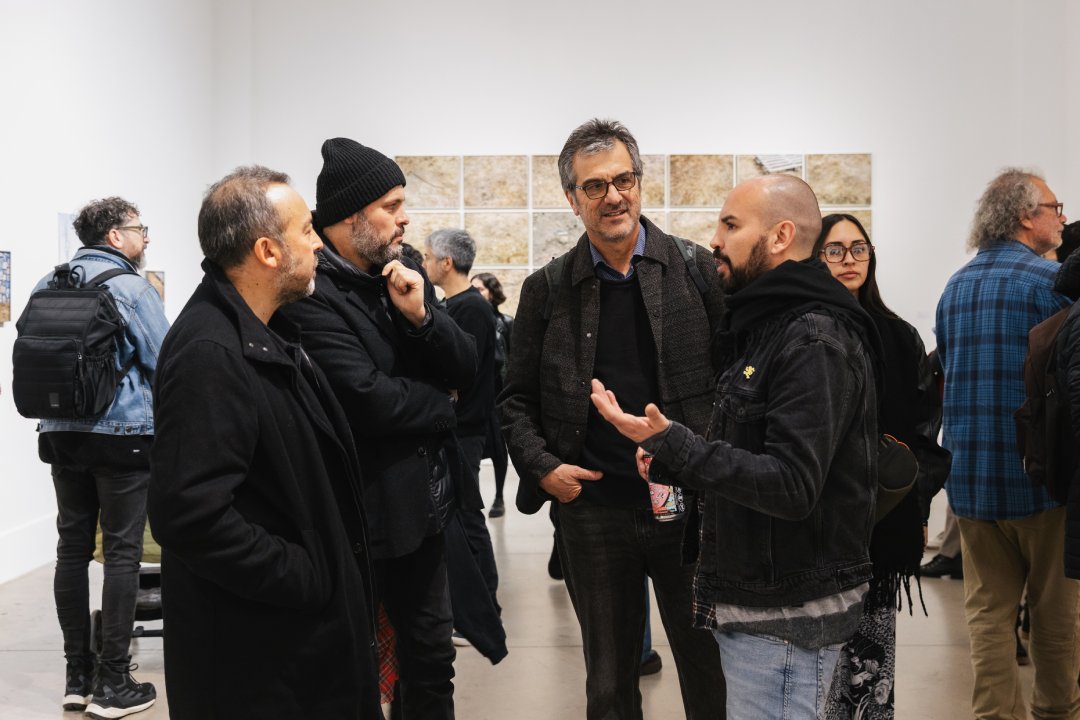 Gaspar Abrilot, Fotógrafo titulado de I.P. ARCOS en inauguración de su exposición "Mundo Mágico" junto con público asistente.