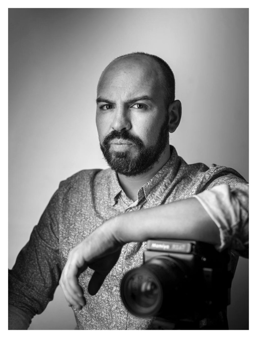 Gaspar Abrilot, Fotógrafo titulado de I.P. ARCOS quien está exponiendo en Museo de Arte Contemporáneo "Mundo Mágico".