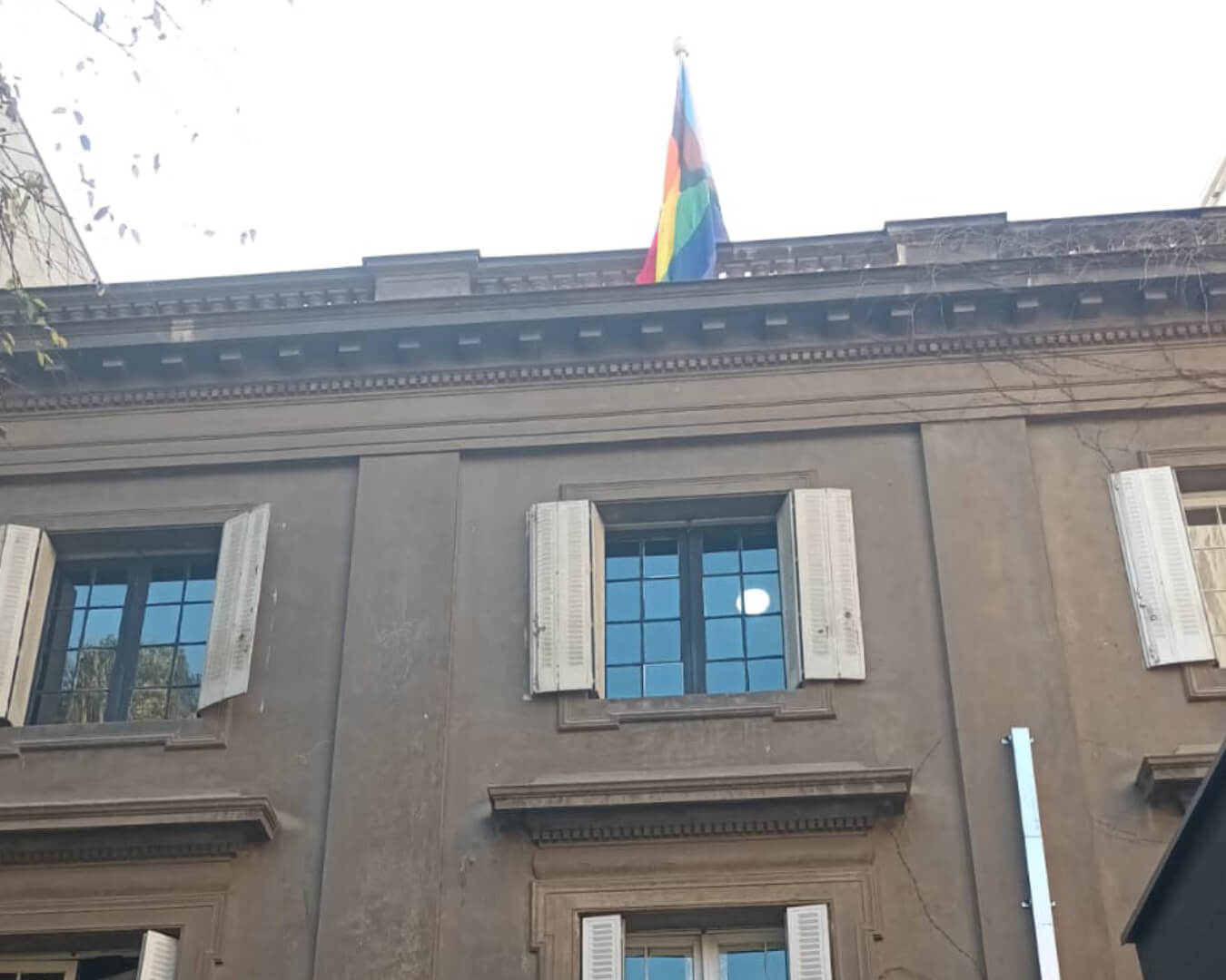 Izamiento de bandera LGBT+ en Campus Subercaseaux.
