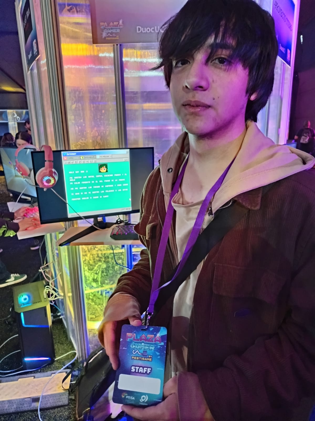 David Segura, estudiante de Diseño de Videojuegos ARCOS en "Plaza Gamer Caja los Andes by Festigame" en donde presentó su demo "My Only Week".