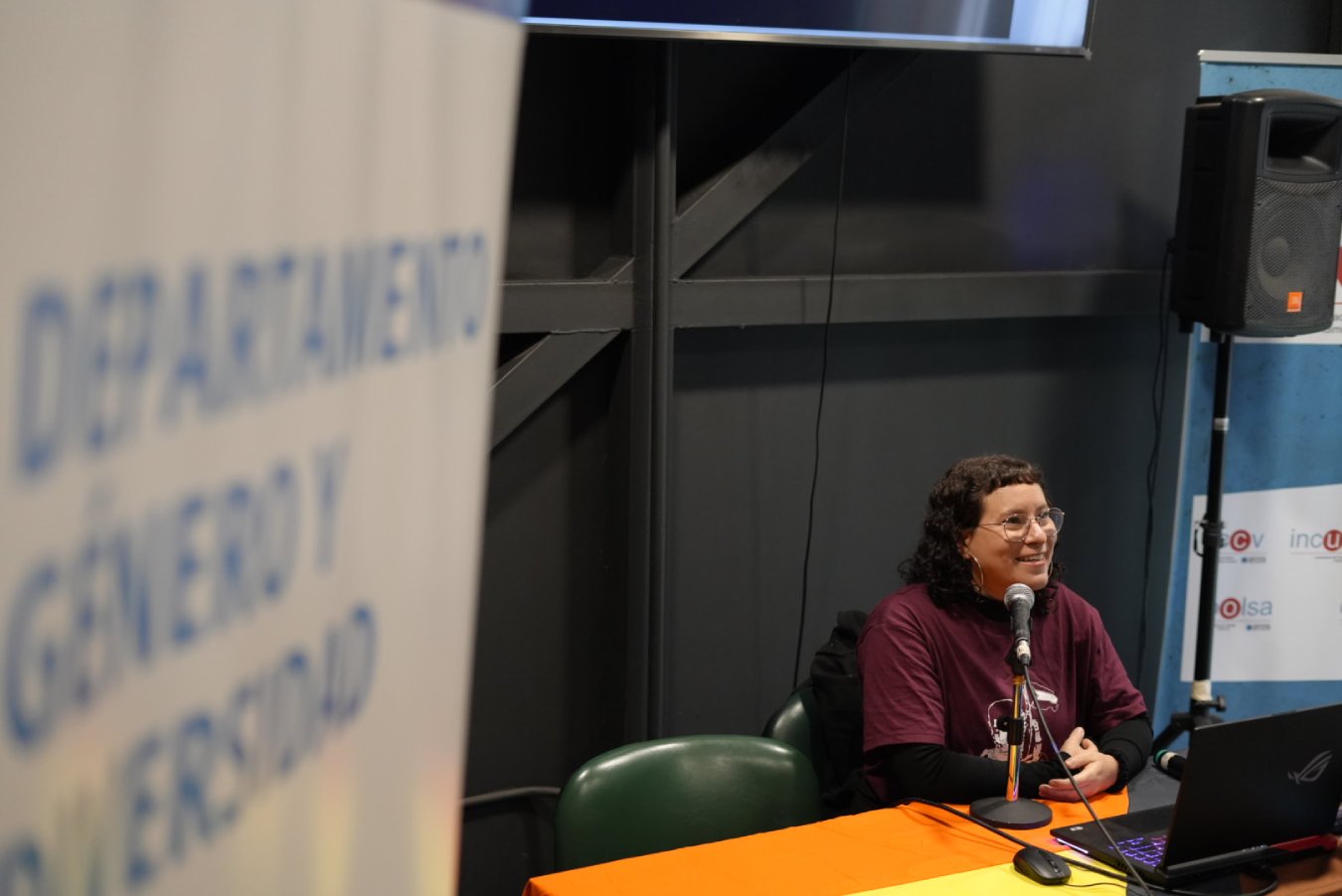 Mes del Orgullo LGBT+ Creativo en I.P. ARCOS, organizado por el departamento de Género y Diversidad. Charla "Una escoba no solo sirve para barrer" de Elisa Monsalve.