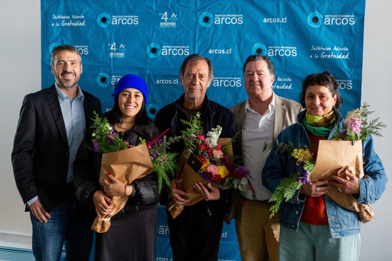Micaela Valdivia, junto a Cristóbal Alcántara, gerente de Marketing Sony Chile; Héctor López, director Escuela de Fotografía ARCOS; Carla Möller, profesora guía, y José Sanfuentes, rector I.P. ARCOS