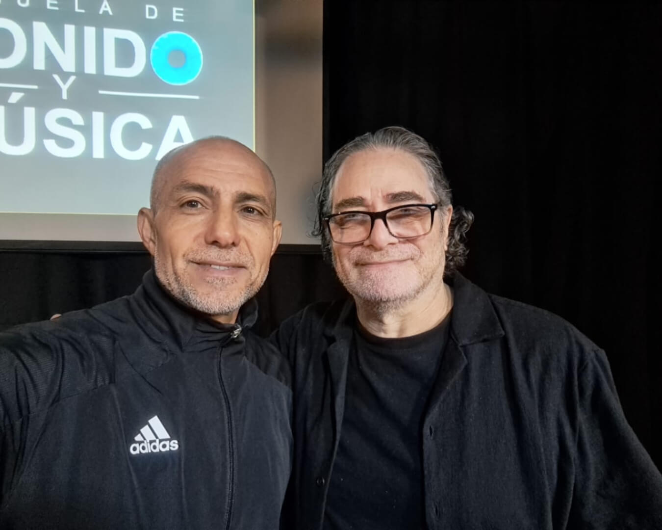 Adam Moseley junto a Roberto Muñoz, director de la Escuela de Sonido y Música de I.P. ARCOS