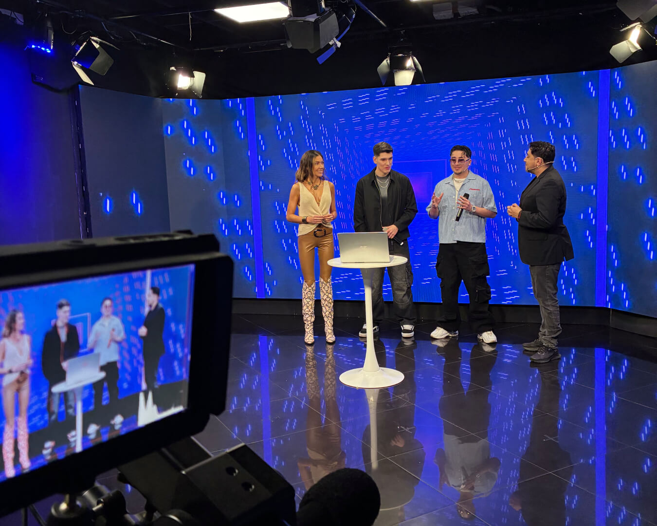 Viccente Cubelli, estudiante de Producción Musical I.P. ARCOS, junto a su productor Benjamín Abaraham y conductores Rodrigo Herrera y Camila Mainz en "La Once en el 14" de canal TVR.