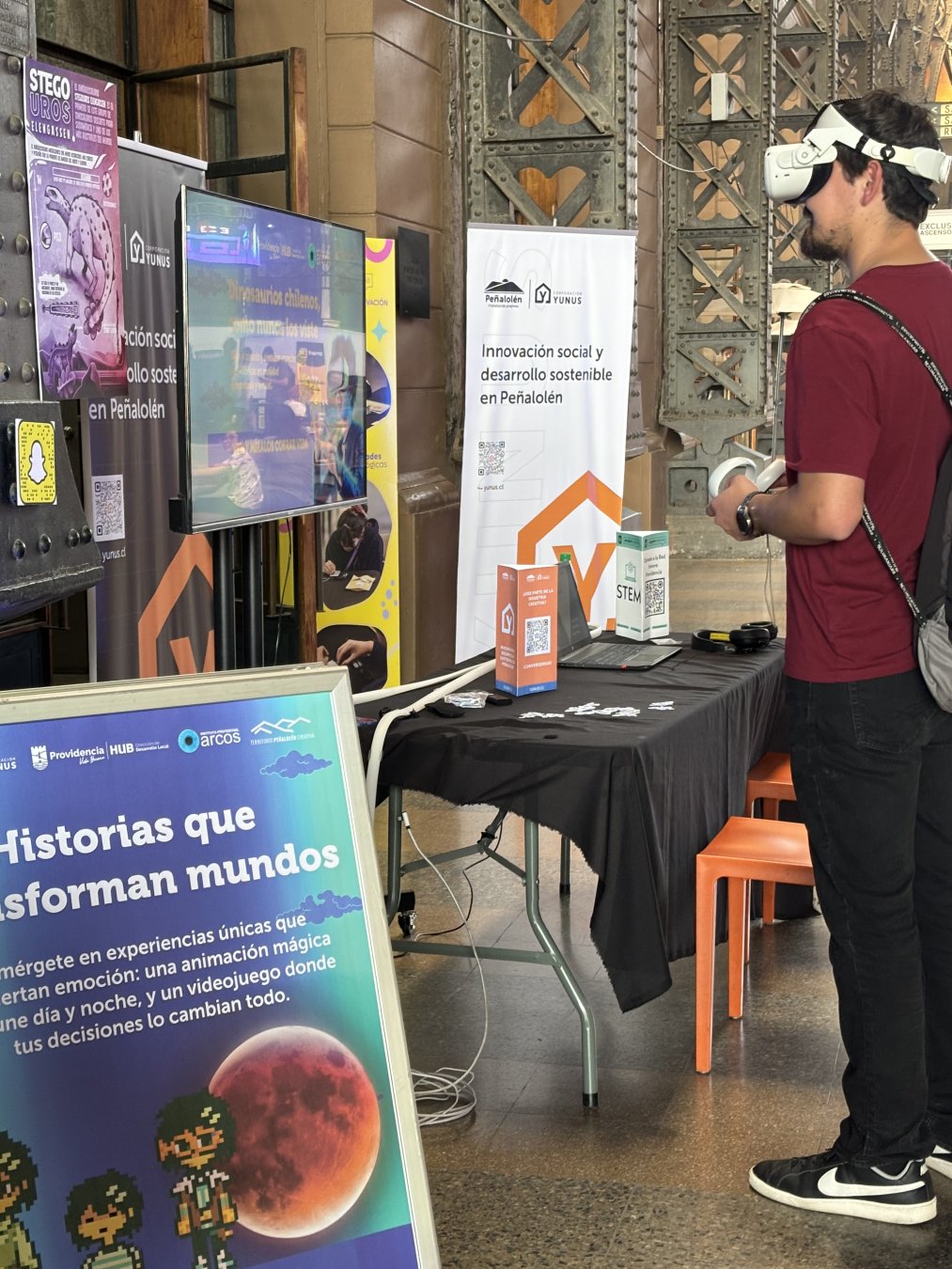 Presentación de Dinosaurios Chilenos, proyecto de Docente Camilo Pardow y Titulado ARCOS Felipe Marambio en EXPOGAME 2025, en colaboración con Hub Providencia.
